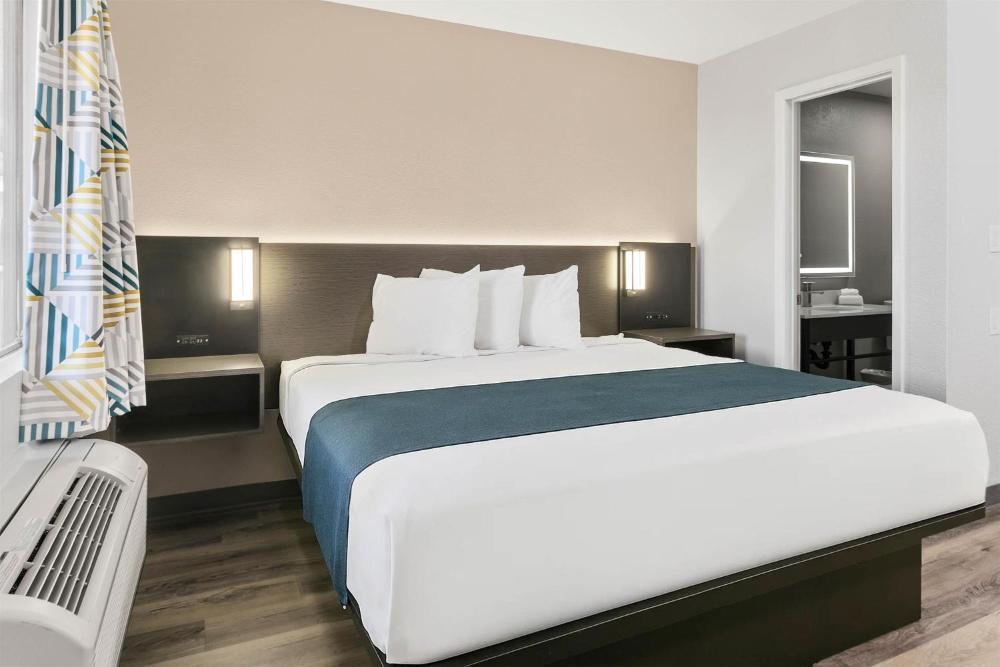 King Room - Non-Smoking interior